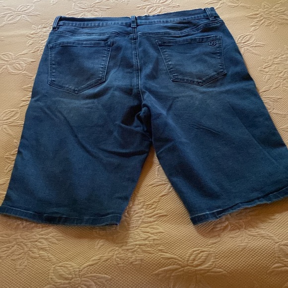 Diane Gilman denim short with flower detail, size 16 petite - Picture 3 of 6